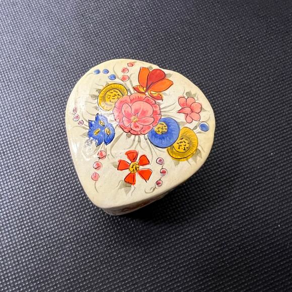 Vintage Heart Shaped Floral Trinket Box Hand Painted Folk Art Style - Picture 14 of 15